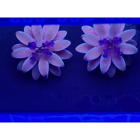 Vintage 1950s Pink Lucite Flower Clip On Earrings with Rhinestones and Beads - Picture 9 of 9